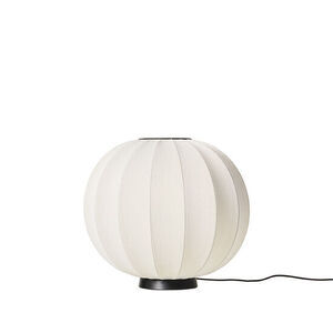 Rund perle-hvid lampe med strikket mønster og sort base. Diameter og højde: 60 cm.